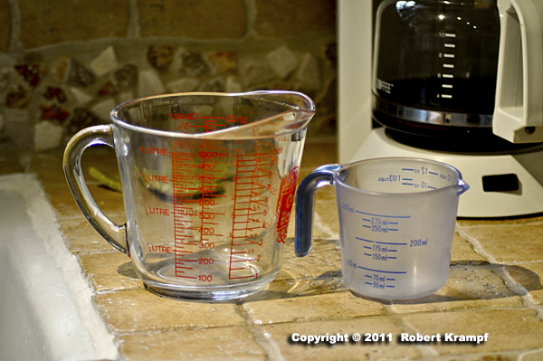 small and large measuring cups